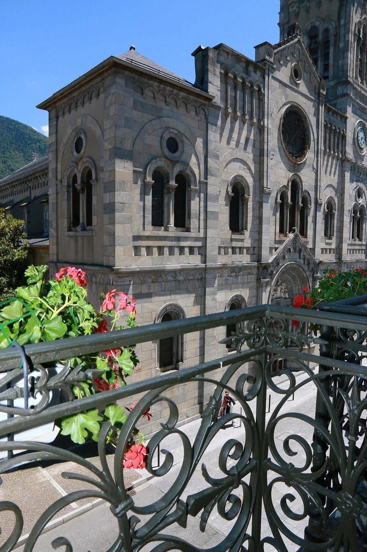ホテル オテルパノラミック Bagnères-de-Luchon エクステリア 写真
