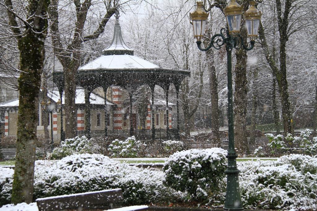 ホテル オテルパノラミック Bagnères-de-Luchon エクステリア 写真